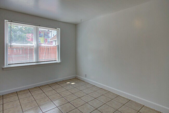 Foto del edificio - 730 E Madison St