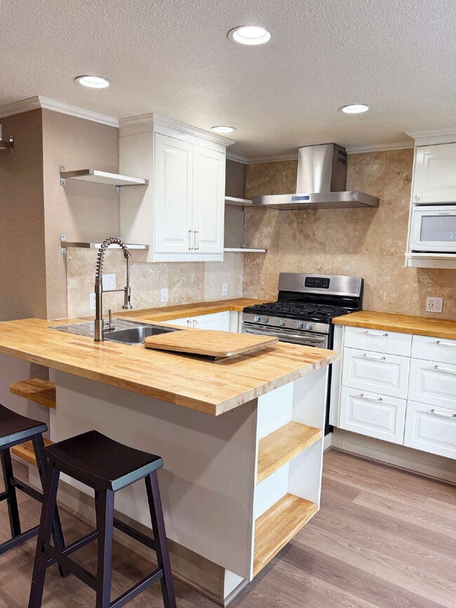 Building Photo - Updated 1-Bedroom Retreat in the Heart of the Springs.