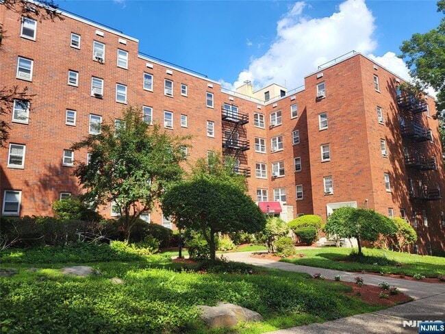 Photo - 2340 Linwood Ave Apartment