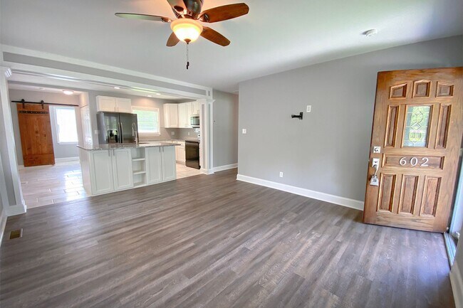 Building Photo - Beautifully Renovated Downtown Bungalow