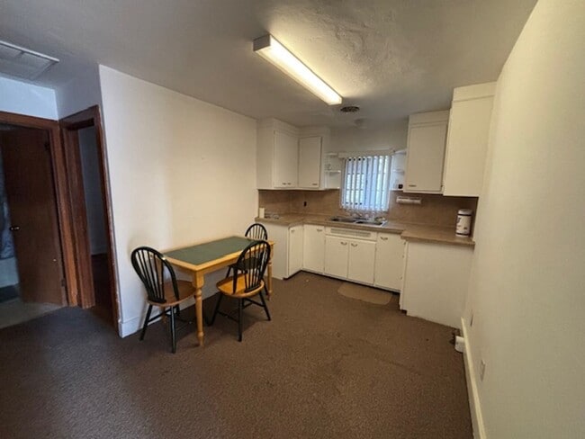 Building Photo - 2 Bedroom Apartment