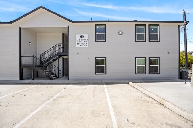 Building Photo - Silverwood Apartments
