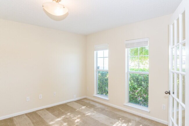 Foto del edificio - 4143 Sherman Hills Pkwy W