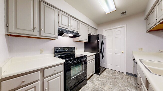 Building Photo - Adorable 2bd/2bth Parking Included Available Now