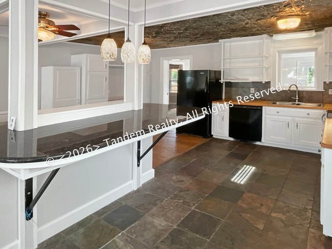 Building Photo - 2228 Ashwood Ave