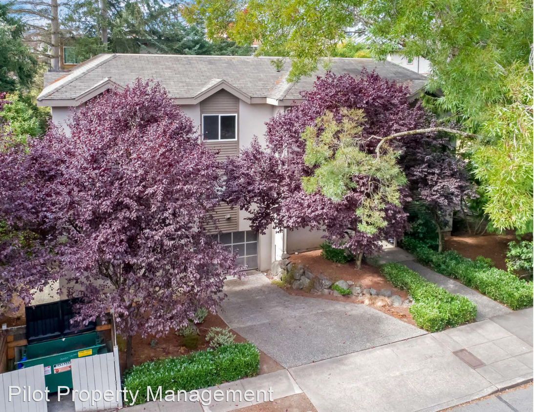 Foto principal - 12529 35th Ave NE