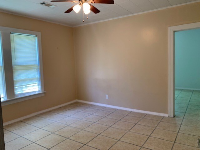 Building Photo - 3939 Lakeshore Dr