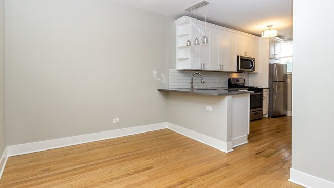 Building Photo - Stunning 1 bed 1 bath in the Lincoln Square area