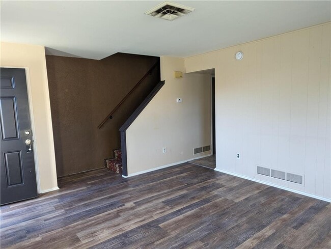 Building Photo - 117 E Hillcrest Ln