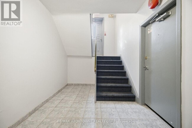 Building Photo - 2320 Hixon St