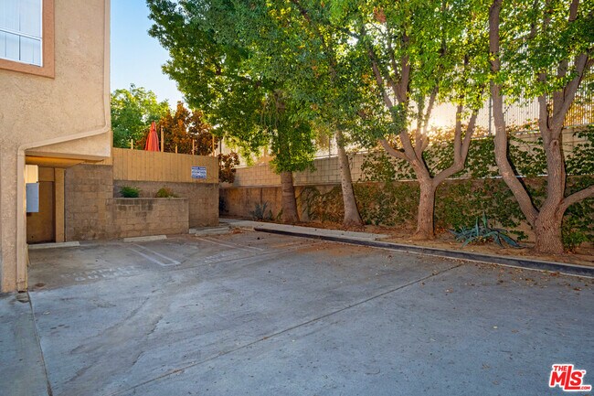 Foto del edificio - 6929 Hazeltine Ave