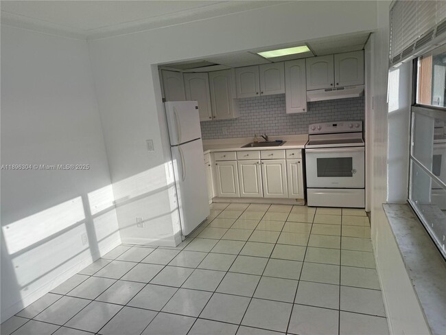 Foto del edificio - $2,100MONTHY;2008 PIERCE ST #3 HOLLYWOOD, ...