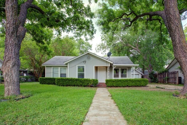 Building Photo - Now Available! Pet-Friendly 3BR Home with Large Backyard – Cleburne