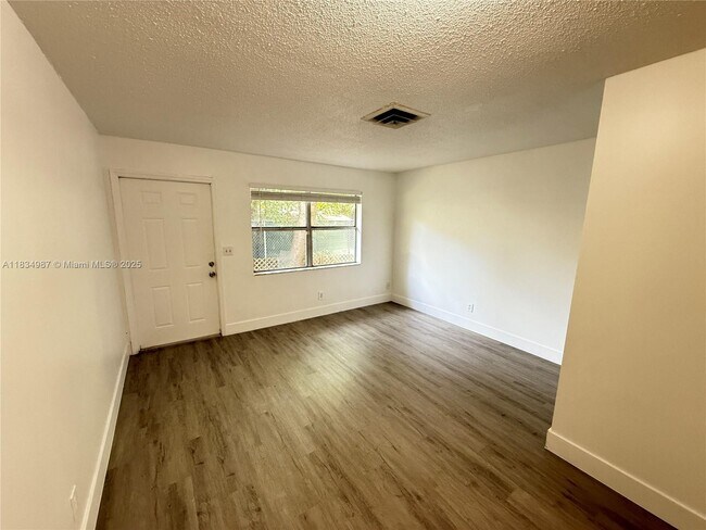 Building Photo - 1406 Arpeika St