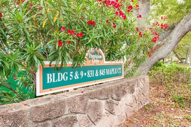 Foto del edificio - 845 Maple Ct