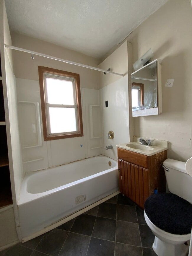Building Photo - Simple and Comfortable 3-Bedroom, 1-Bathro...