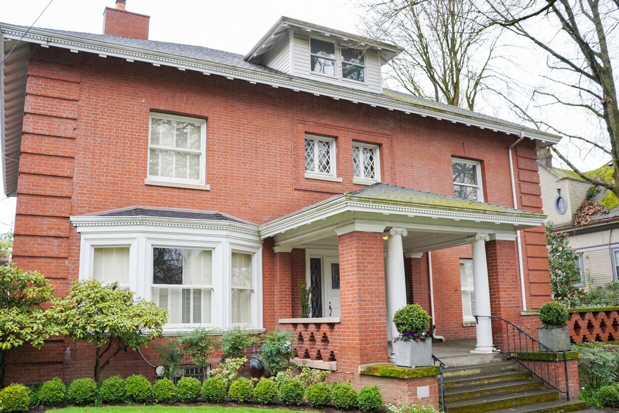 FREE PARKING! Spacious Nob Hill Historic Property with a Fireplace & Vintage Details! - Spacious Nob Hill Historic Property with a...