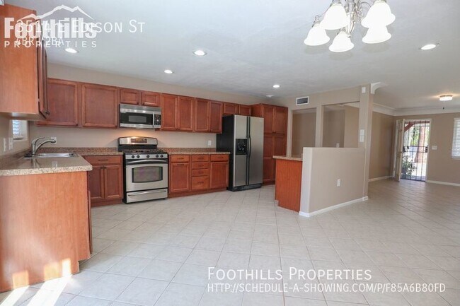 Foto del edificio - 4 BR 2 BA - Midtown House