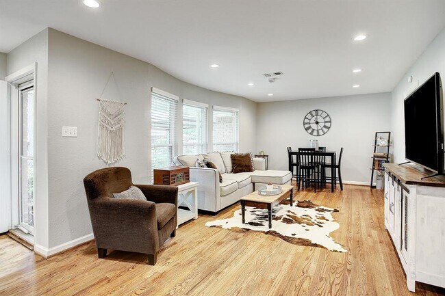 Building Photo - 5118 Saxon Dr