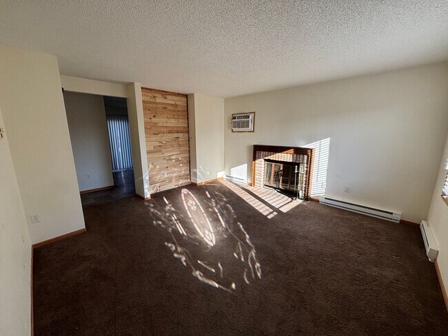 Foto del edificio - Pet-Friendly 3-Bed, 1-Bath with Massive Fenced in Backyard