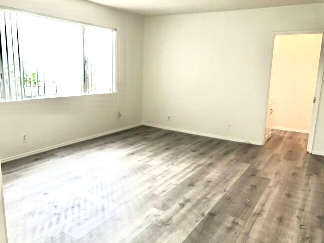 Building Photo - 1140 N Beachwood Dr