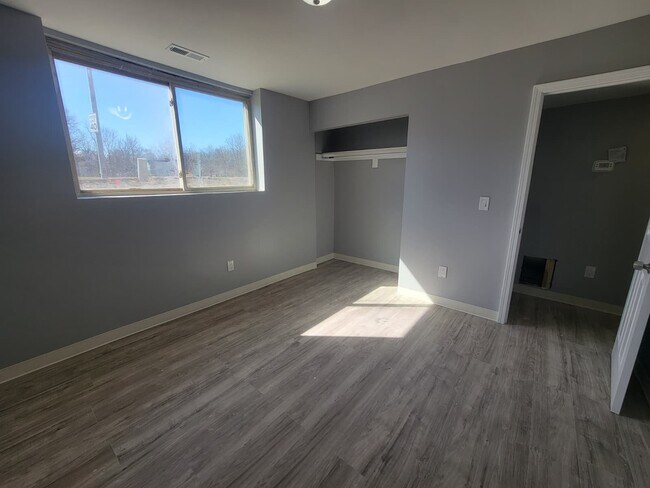 Foto del edificio - 1808 N James H McGee Blvd