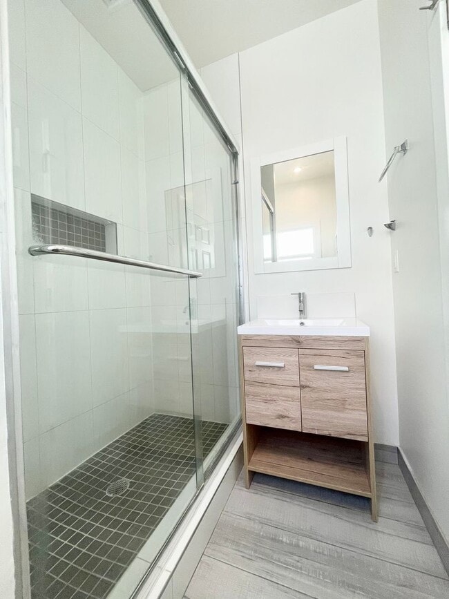 Building Photo - ***1 Bed 1 Bath apartment in the most desi...