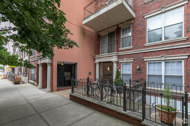 Building Photo - 216 Calyer St