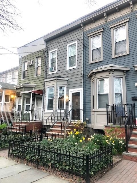 Primary Photo - 16 Waverly St
