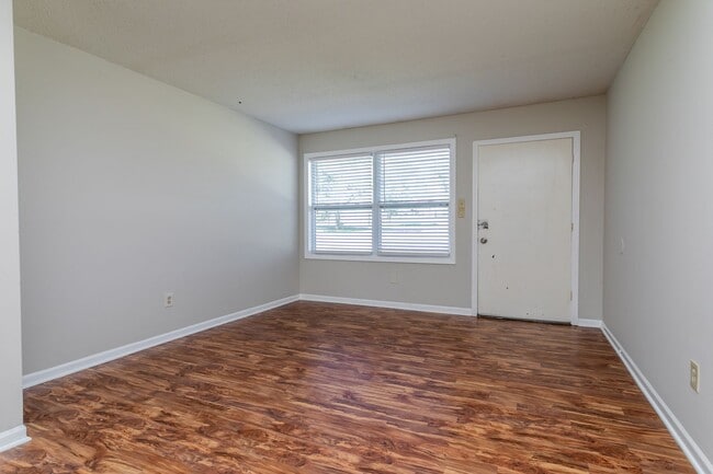 Building Photo - 2502-2502 E Morris Dr