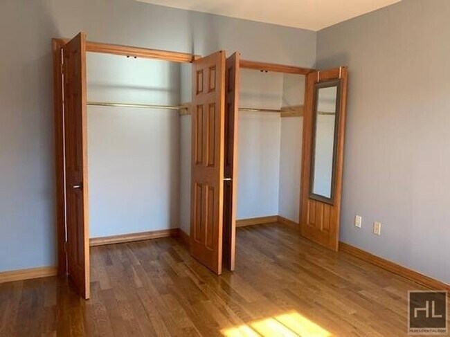Foto del edificio - Spacious 2-Bedroom Apartment – Hardwood Fl...