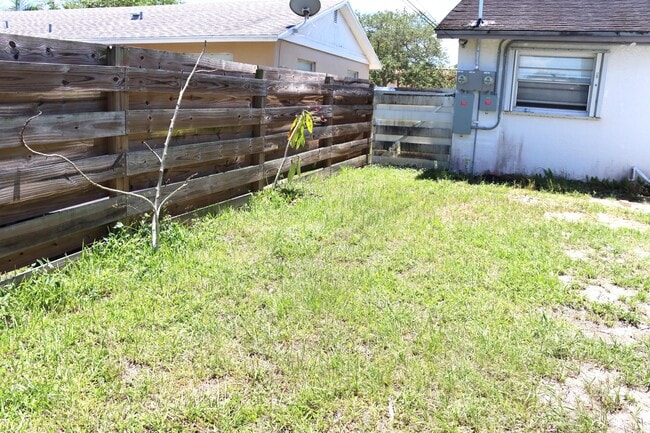 Building Photo - 231 Hibiscus St