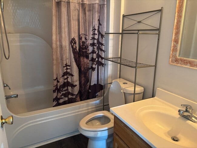 Building Photo - 2 br 1 ba Duplex