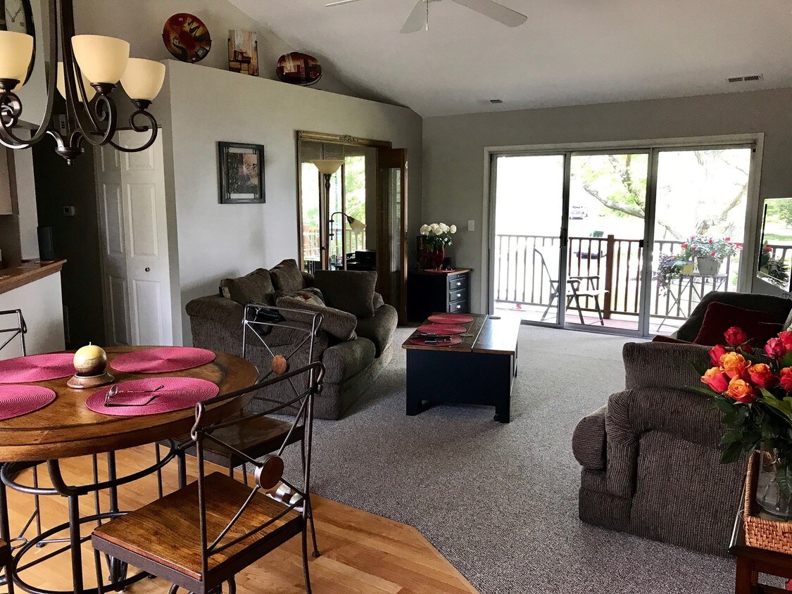 Vaulted Ceiling - 393 Sandhurst Cir