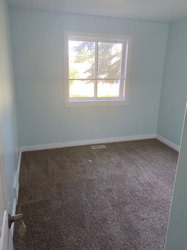 Building Photo - Charming 4 br house in Logan! Single level...
