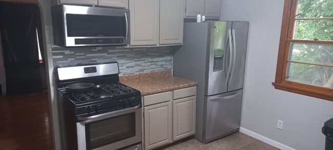 Building Photo - 4 BEDROOM HOME IN MILLCREEK