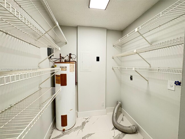 Building Photo - 6956 SW 40th Ct
