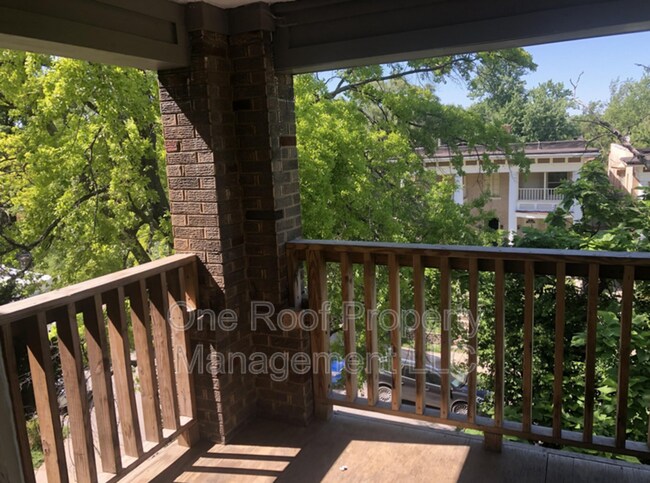 Foto del edificio - 3223-3225 E 8th St.