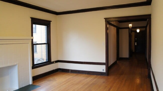 Building Photo - 2516 N Sawyer Ave