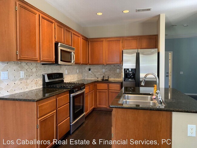 Building Photo - 2 br, 2.5 bath House - 390 W. Mountain Holly