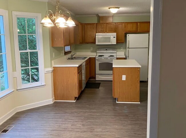 Foto del edificio - Spacious 3-Bedroom Home with Detached Garage – Available Now!