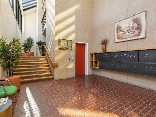 Foto del edificio - Unique fully furnished one bedroom condo i...