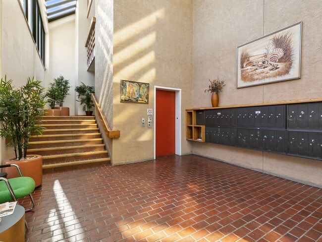 Building Photo - Unique fully furnished one bedroom condo i...