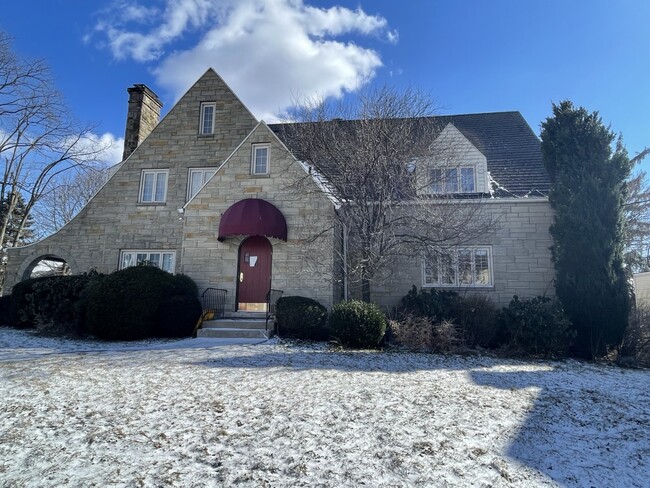 Building Photo - 301 Bigham St
