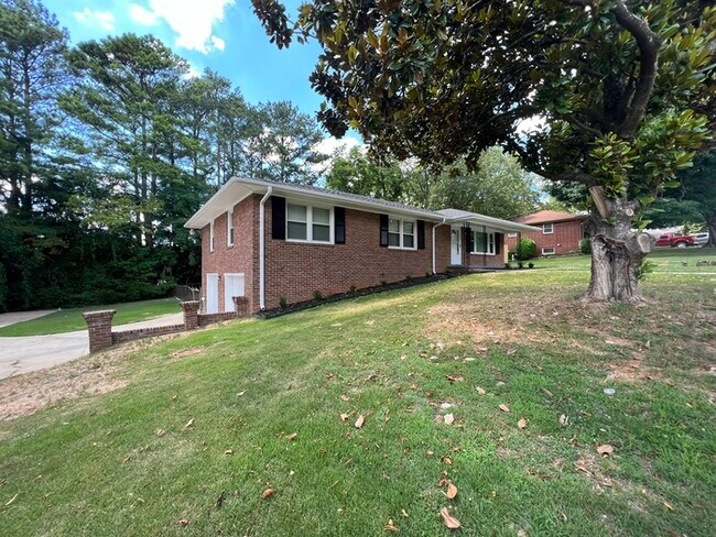 Building Photo - 713 Killarney Dr NW Huntsville, AL 35816