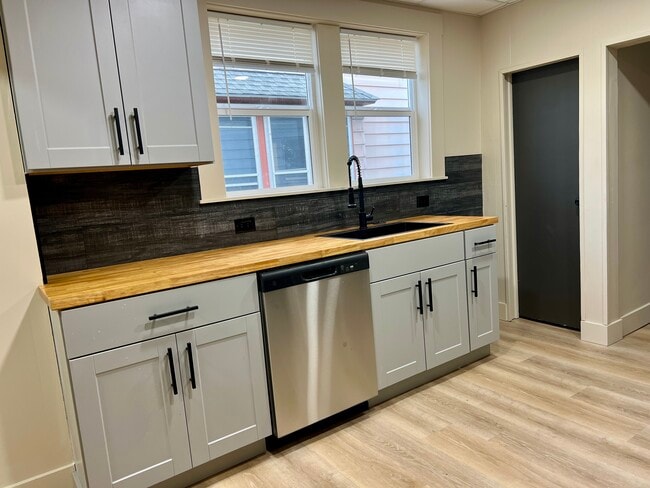 Foto del edificio - 647 Wooster Rd W