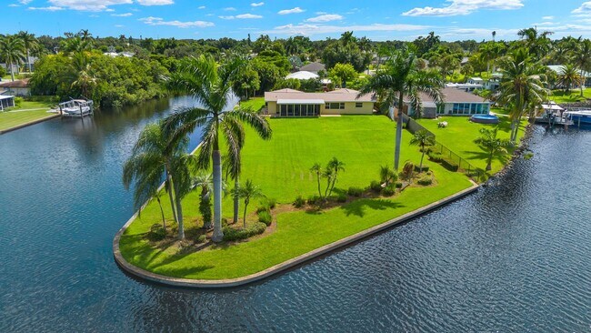 Foto del edificio - Riverfront Home with OVERSIDED YARD RENTAL in Fort Myers
