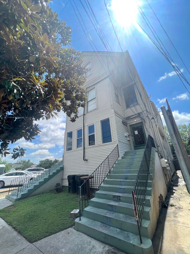 Building Photo - 1335 Arabella St