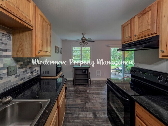Building Photo - Fully Furnished ground Floor Unit in Conve...