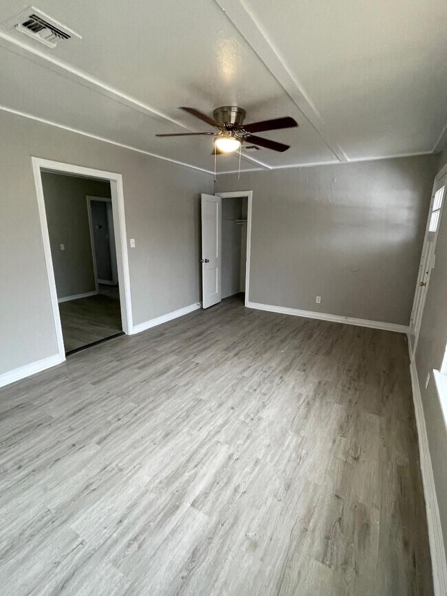 Foto del edificio - Duplex For Lease